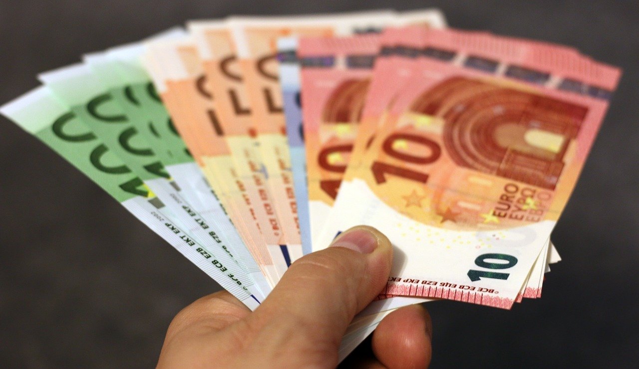 Geld - Bild von moerschy auf Pixabay